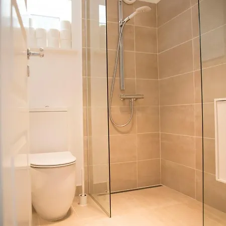 Апартаменты Townhouse With Private Garden In The Centre *