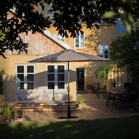 Townhouse With Private Garden In The Centre Lägenhet Odense